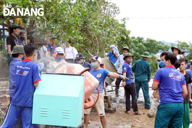 Thanh niên Quận Đoàn Hải Châu làm mới đường giao thông nông thôn tại thôn An Ngãi Tây (xã Hòa Sơn, huyện Hòa Vang).