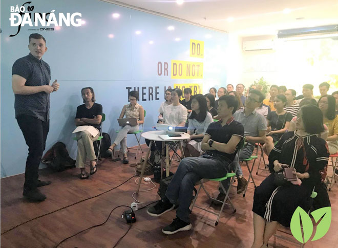 Anh Logan Herzog trao đổi về văn hóa khởi nghiệp của thung lũng Silicon với các bạn trẻ khởi nghiệp Đà Nẵng. (Ảnh do Vườn ươm Doanh nghiệp Đà Nẵng cung cấp).