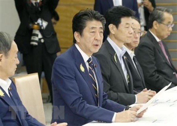 Thủ tướng Nhật Bản Shinzo Abe (thứ 2, trái) tại phiên họp nội các ở Tokyo ngày 4/7. (Ảnh: Kyodo/TTXVN)