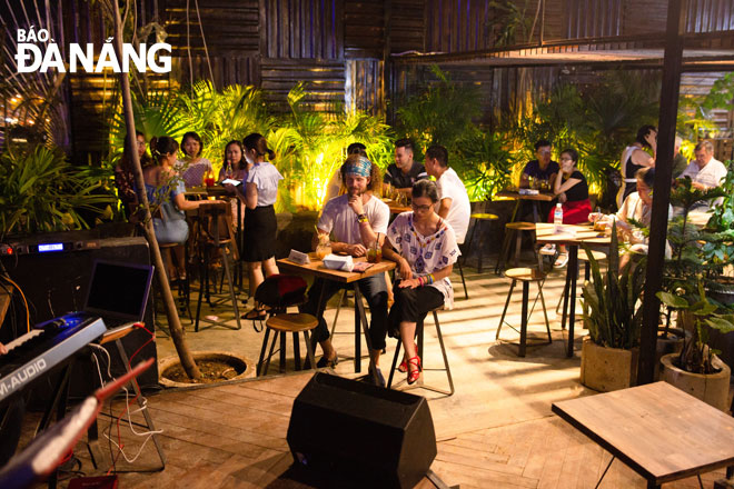 Low-cost accommodation establishments have shown their interest in creating special services for their clients. Customers are pictured enjoying relaxing moments at The Secret Garden Da Nang.