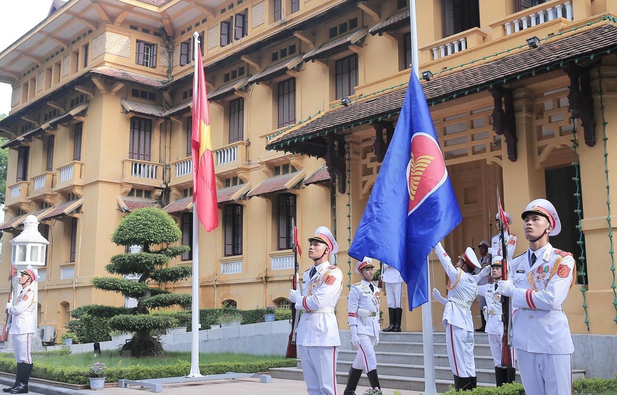 Nghi thức thượng cờ nhân dịp kỷ niệm 52 năm Ngày thành lập Hiệp hội các quốc gia Đông Nam Á (ASEAN). (Ảnh: Lâm Khánh/TTXVN)