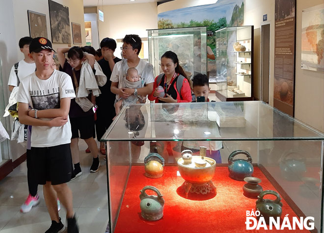 Khách quốc tế đến tham quan tại Bảo tàng Đà Nẵng.