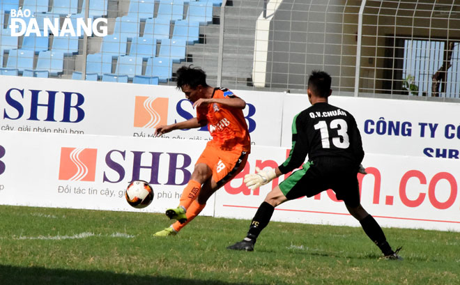 SHB U19 striker Van Sy Huy (in orange) scoring at goal