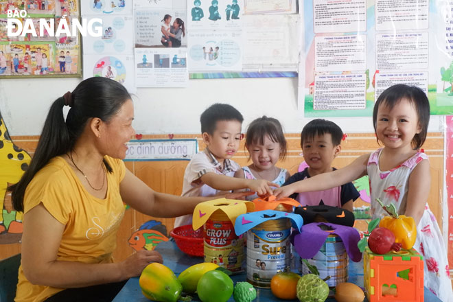 Lớp trẻ gia đình này đem lại thu nhập mỗi tháng 6 triệu đồng cho chị Lệ (phường Hòa Xuân, quận Cẩm Lệ) và tạo công ăn việc làm cho 3 lao động nữ tại địa phương.  Ảnh: MAI HIỀN