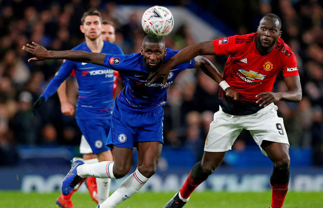 Trận Manchester United (phải) - Chelsea (trái) mùa giải trước.