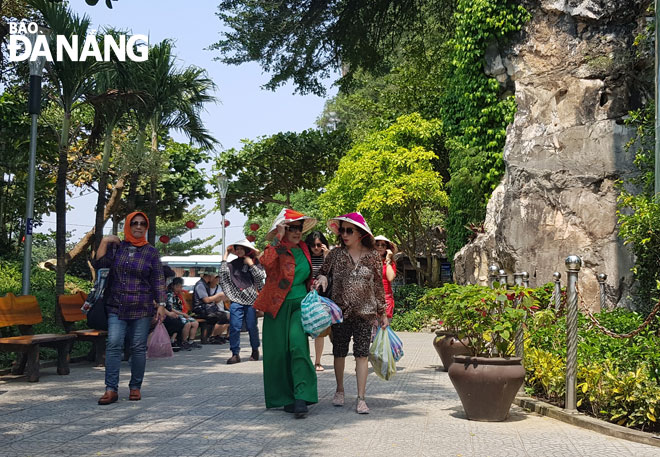 Visitors at the Marble Mountains Tourist Area 