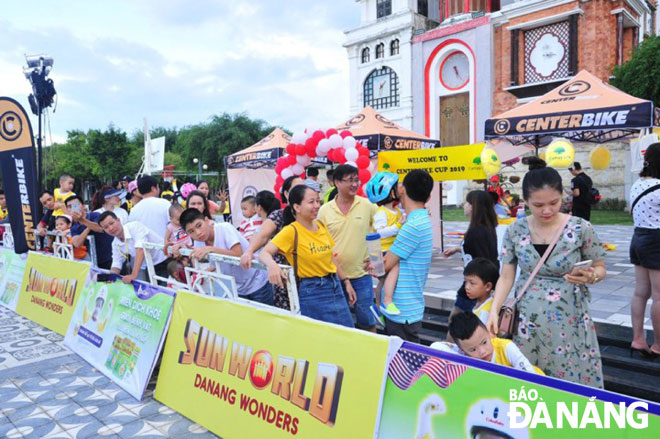 The city is heading towards building a smoke-free tourism environment. Tourists are pictured visiting a Sun Group-invested attraction