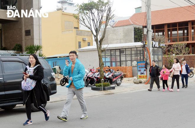 Investment poured into the An Thuong tourist quarter facilitates it become an attractive new local attraction in the coming time. Tourists are seen travelling along an internal road there.