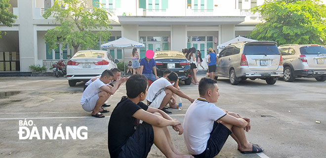 Các thanh niên nam, nữ đang chờ thử test.