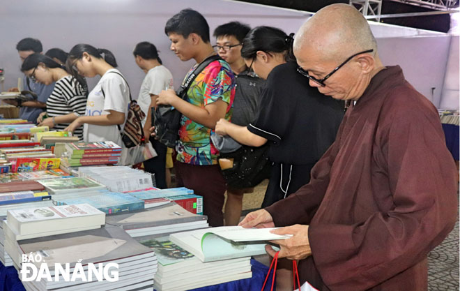 Hội sách là cơ hội để người dân tìm những quyển sách hay, giá tốt và trải nghiệm không khí văn hóa đọc. TRONG ẢNH: Hội sách Sơn Trà được tổ chức vào tháng 7-2019.