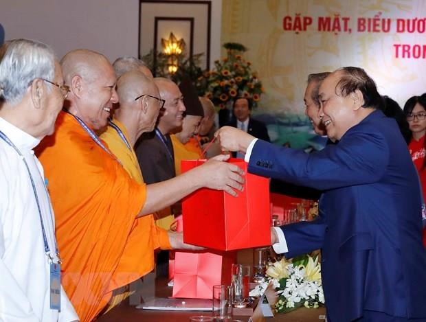 Prime Minister Nguyen Xuan Phuc presents gifts to dignitaries (Source: VNA)