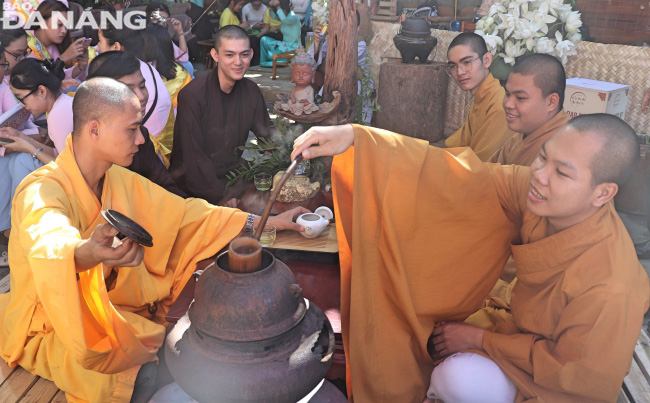 Không gian trà đạo tại lễ hội tạo nên nét đẹp văn hóa truyền thống.