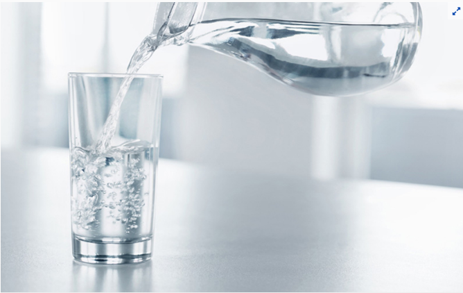 Mất nước có thể làm tăng nồng độ acid uric trong máu dẫn đến những đợt đau cấp đối với những người bị gút.