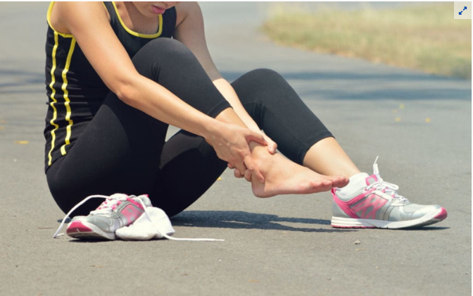 Nếu cơ thể đang trong tình trạng tăng acid uric máu, mang giày chật, không vừa chân và không thoải mái dễ gây những lực nén không tốt trên các khớp bàn chân, tạo điều kiện lắng đọng acid uric ở các khớp bị thương dẫn đến bệnh gút.