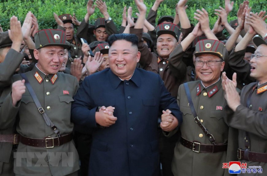 (Ảnh do Hãng thông tấn Trung ương Triều Tiên KCNA đăng phát): Nhà lãnh đạo Triều Tiên Kim Jong-un vui mừng cùng các binh sỹ nước này sau vụ phóng thử thành công tên lửa chiến thuật kiểu mới tại một địa điểm ở nước này, ngày 6/8/2019. (Ảnh: YONHAP/TTXVN)
