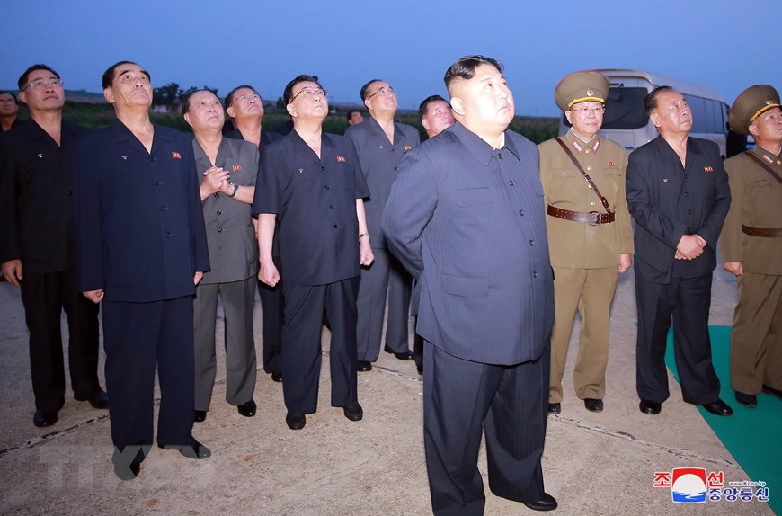 (Ảnh do Hãng thông tấn Trung ương Triều Tiên KCNA đăng phát): Nhà lãnh đạo Triều Tiên Kim Jong-un thị sát vụ phóng thử tên lửa chiến thuật kiểu mới tại một địa điểm ở nước này, ngày 6/8/2019. (Ảnh: YONHAP/TTXVN)