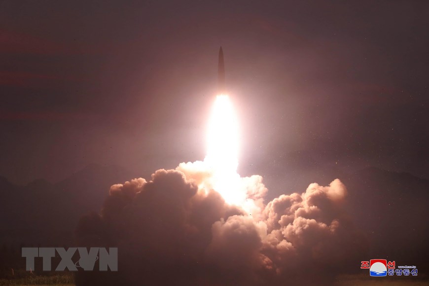 (Ảnh do Hãng thông tấn Trung ương Triều Tiên KCNA đăng phát): Triều Tiên phóng thử tên lửa chiến thuật kiểu mới tại một địa điểm ở nước này, ngày 6/8/2019. (Ảnh: YONHAP/TTXVN)