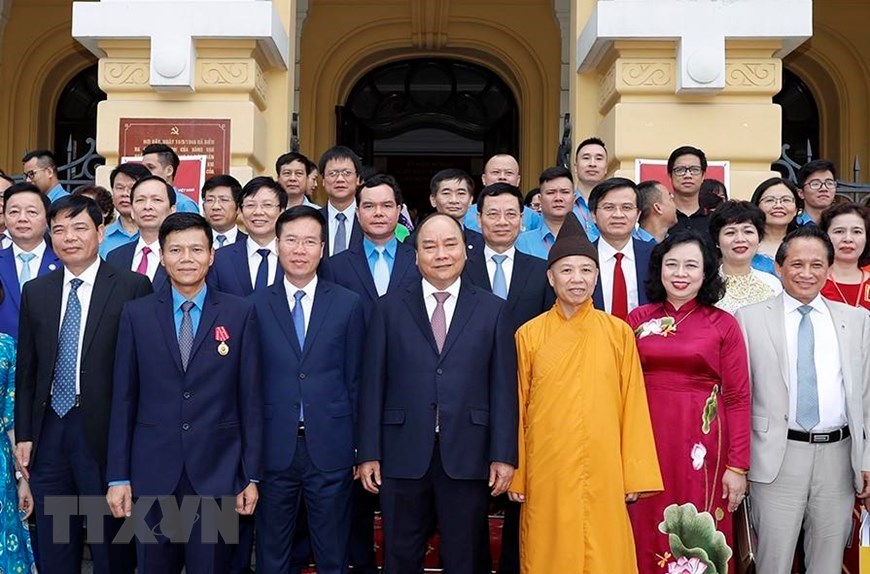 Thủ tướng Nguyễn Xuân Phúc, đồng chí Võ Văn Thưởng, Ủy viên Bộ Chính trị, Bí thư Trung ương Đảng, Trưởng Ban Tuyên giáo Trung ương cùng các đại biểu. (Ảnh: Thống Nhất/TTXVN)