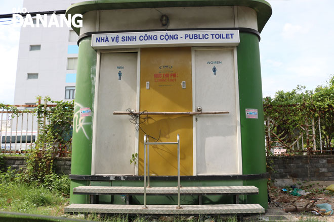 Nhà vệ sinh công cộng khu vực ngã ba đường Trần Hưng Đạo - An Đồn luôn khóa cửa. 