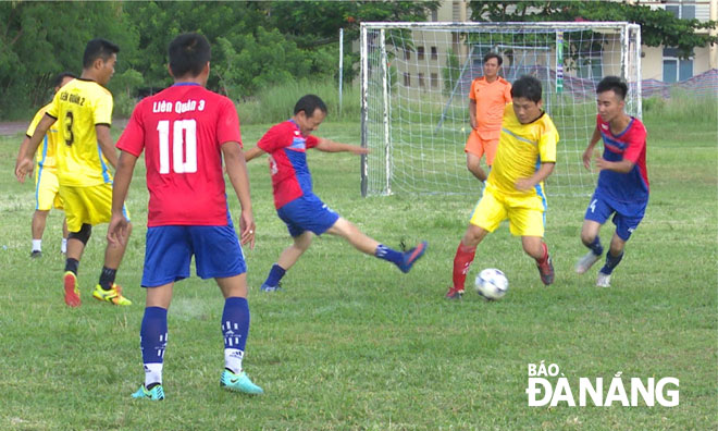Bóng đá là môn thể thao thế mạnh của quận Ngũ Hành Sơn ở các giải đấu cấp thành phố. Trong ảnh: Giải bóng đá mi-ni cán bộ công chức, viên chức của quận năm 2019. 