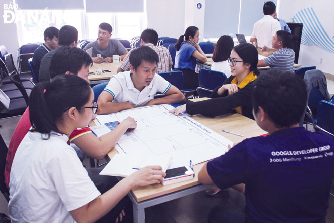 Mr Bui Ngoc Vinh, the founder of the Da Nang-based ST United Co., Ltd. (centre, in white) is pictured introducing business models with young startup developers