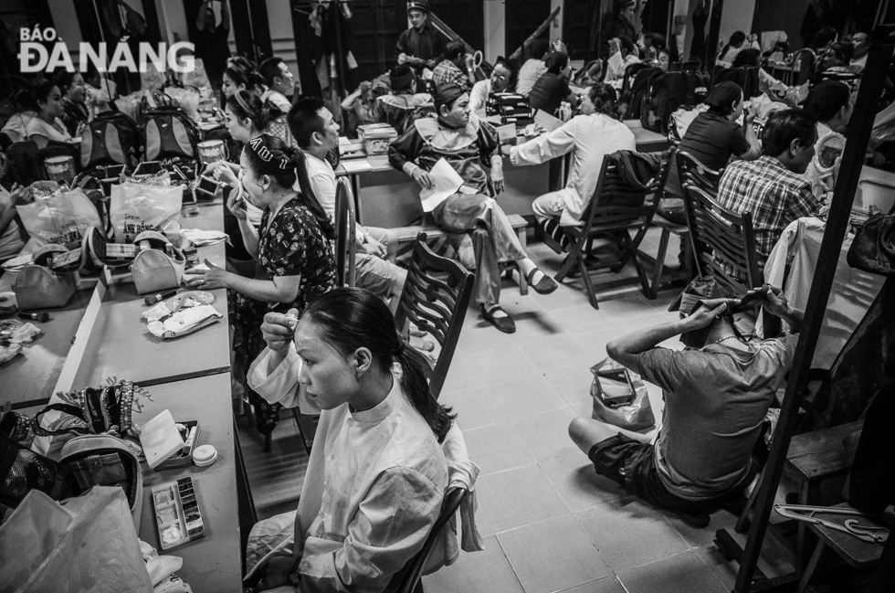 Tuong artistes have to do their make up and prepare costumes before appearing on stage to thrill audience with their faces and amazing performances.