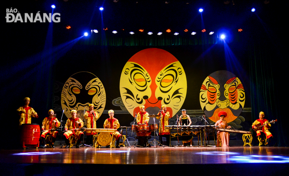  ‘The Soul of Viet Nam’ show opens with a performance called ‘ Origin’ featuring the melodies of traditional Vietnamese musical instruments, especially ‘dan da’ (lithophone) consisting of pieces of rock which are struck to produce musical notes.