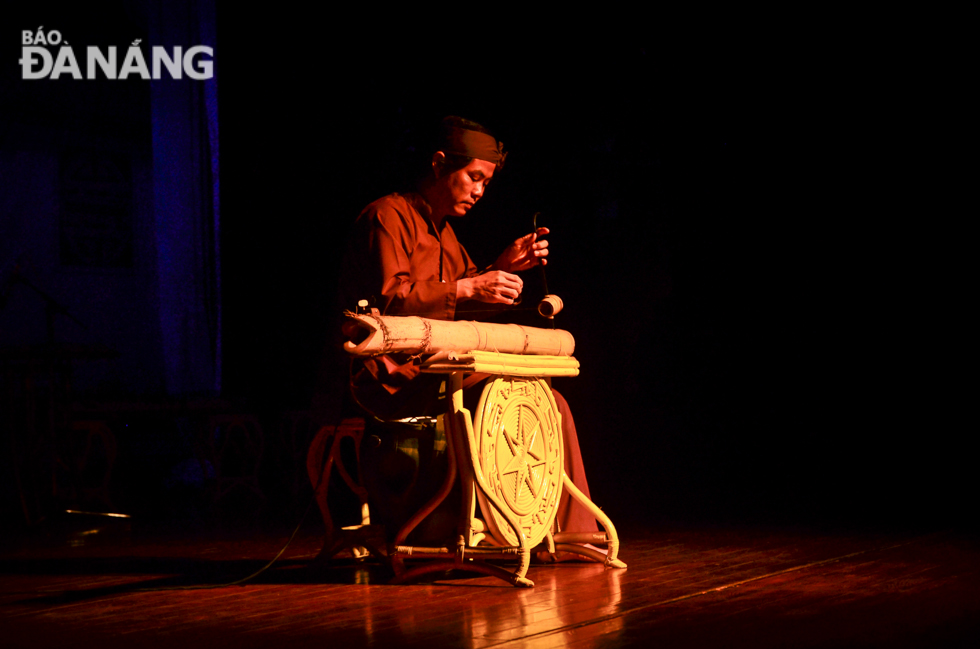  A solo performance of ‘dan bau’ (Vietnamese monochord zither), a unique traditional stringed instrument of Viet Nam, in a tranquil ambience, impresses the audience