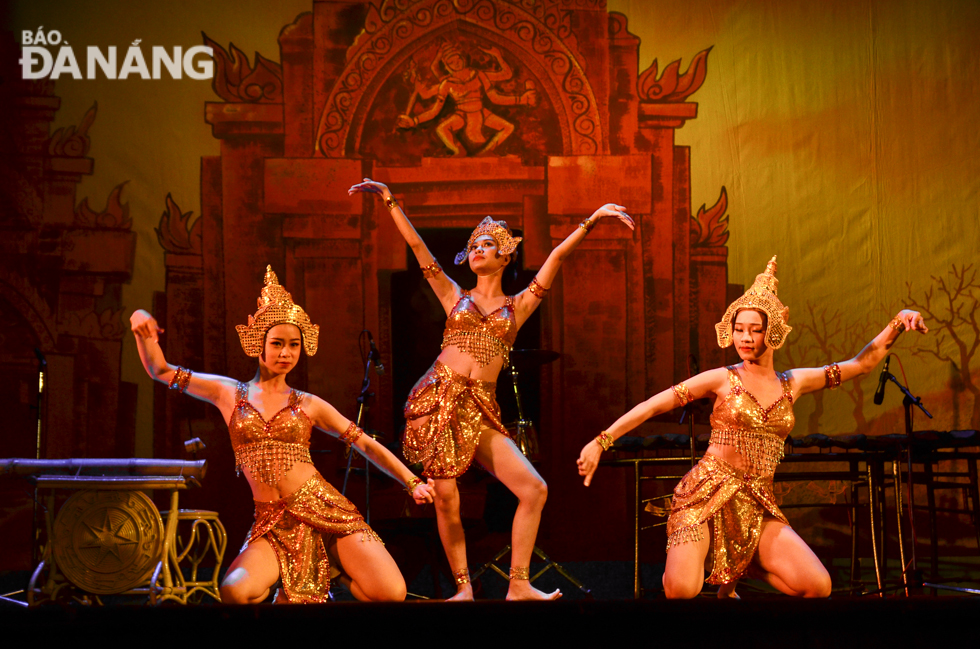   Here is a Cham Apsara dancing performance named ‘The Moon Comes Over the Ancient Tower.