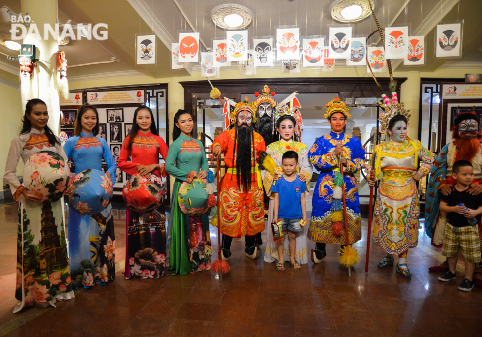 Artistes are posing with the audience for a souvenir photo after the show.