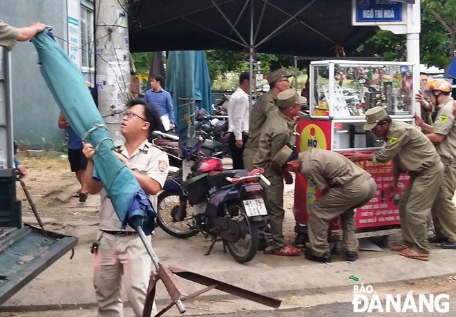 Lực lượng chức năng phường Nại Hiên Đông xử lý các trường hợp vi phạm trật tự đô thị trên đường Ngô Trí Hòa.