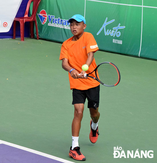Tay vợt trẻ Phạm Tuấn Long, một trong những đại diện của Quần vợt Đà Nẵng tại giải lần này.  Ảnh: ANH VŨ