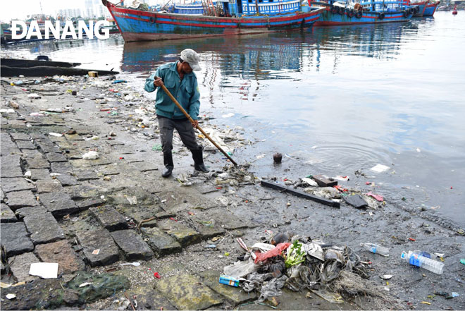 Rất nhiều rác thải từ các tàu cá xả xuống âu thuyền Thọ Quang khiến lực lượng chức năng rất vất vả thu gom, xử lý. 