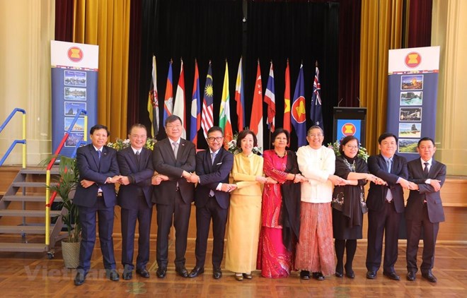 The ambassadors of ASEAN countries to Australia pose for a photo at the ceremony in Canberra on August 13 (Photo: VNA)