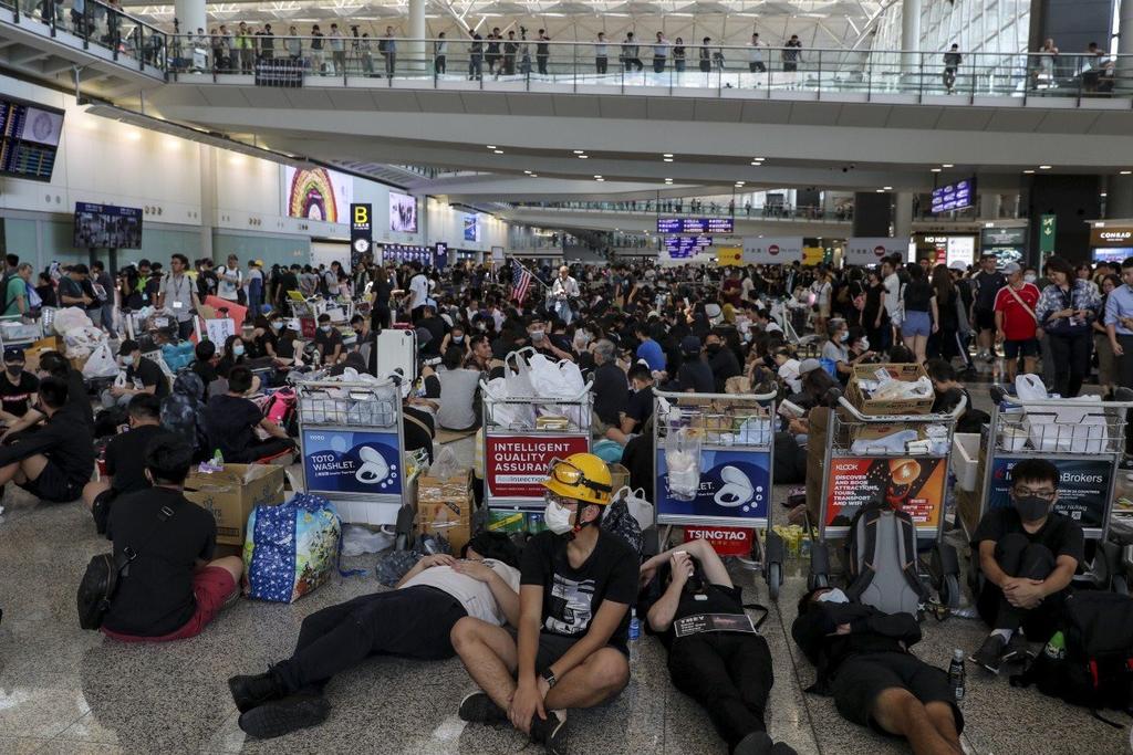 Người dân Hong Kong tiến hành biểu tình ngồi tại Sân bay Quốc tế Hong Kong ngày 13-8. Ảnh: todayonline