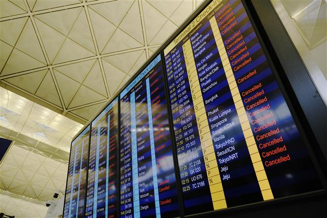 Bảng thông báo các chuyến bay bị hủy tại sân bay quốc tế Hong Kong, Trung Quốc, ngày 12/8/2019. Ảnh: THX/ TTXVN