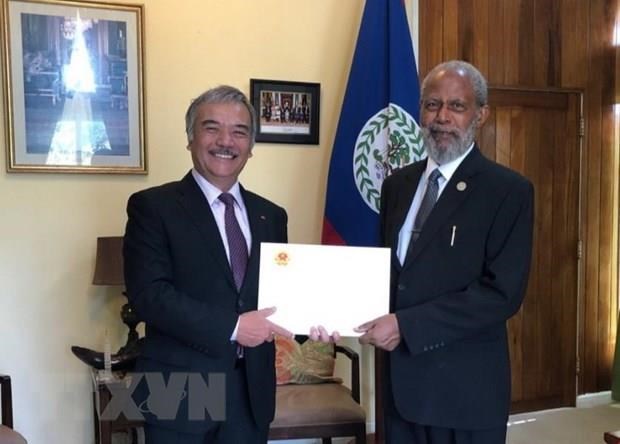 Vietnamese Ambassador to Mexico and Belize Nguyen Hoai Duong (L) presents his credentials to Governor General of Belize Colville Norbert Young. (Photo: VNA)