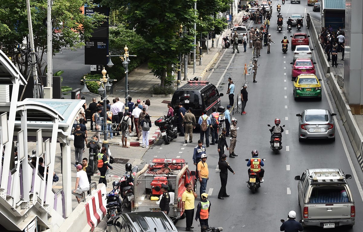 Cảnh sát phong tỏa hiện trường vụ nổ ở Bangkok, Thái Lan, ngày 2-8. (Ảnh: AFP/TTXVN)