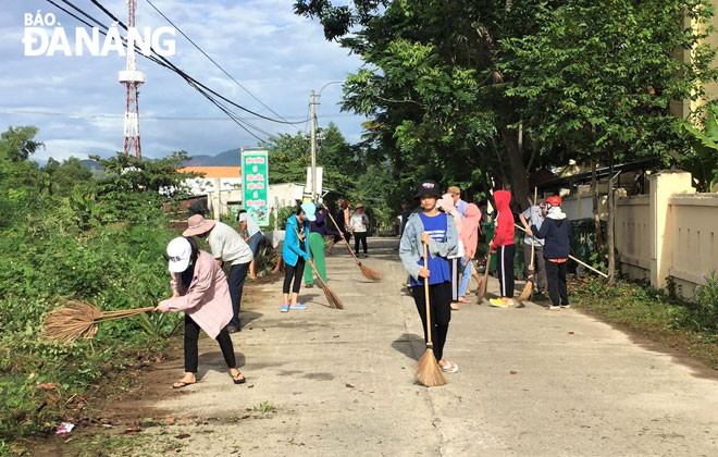 Đoàn viên thanh niên thôn Phú Sơn 1 (xã Hòa Khương) cùng nhân dân dọn vệ sinh đường làng, bảo vệ môi trường nông thôn.