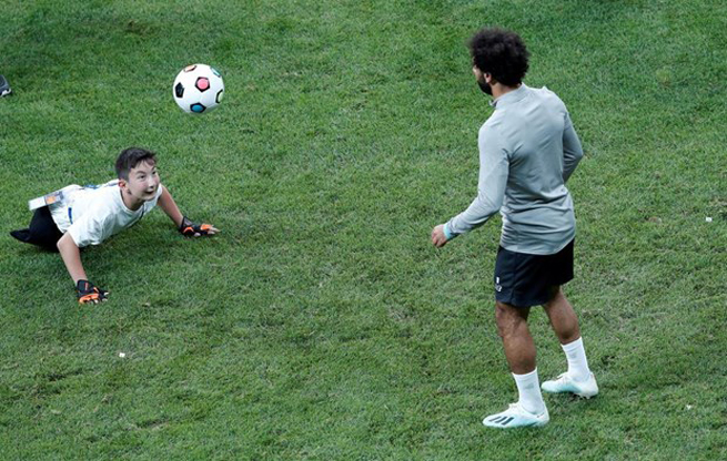 Mohamed Salah chơi bóng cùng trẻ khuyết tật. (Ảnh: Reuters)