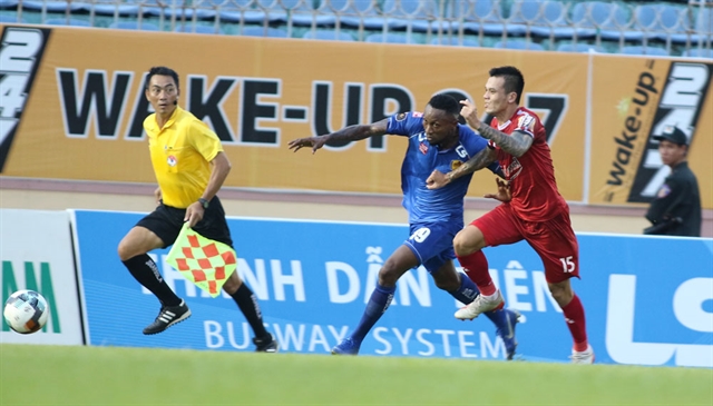 Hoàng Vũ Samson of Quảng Nam (left) vies for a ball against Nguyễn Hữu Tuấn of HCM City during their V.League 1 match on August 10. The match saw a controversial decision by Nguyễn Đình Thái when he gave the hosts a penalty. Photo courtesy of VPF Read more at http://vietnamnews.vn/sports/524033/var-will-not-be-used-in-vleague.html#D8qUDmejVpOigMox.99