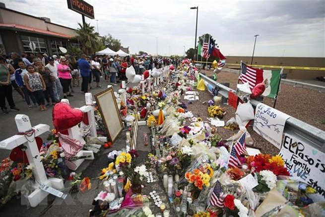 Người dân tưởng niệm các nạn nhân trong vụ xả súng tại El Paso, Texas, Mỹ, ngày 6-8-2019. (Ảnh: THX/ TTXVN)