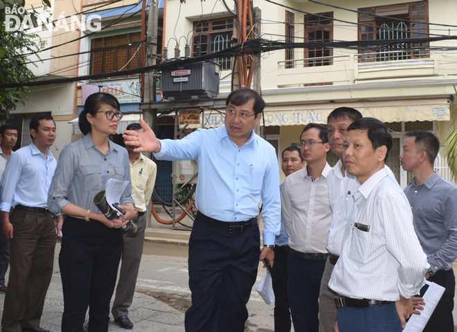 Chairman Tho (centre) during his inspection visits in Son Tra and Cam Le districts