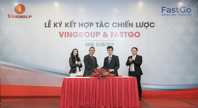Phó Tổng giám đốc Tập đoàn Vingroup Võ Quang Huệ và Chủ tịch HĐQT FastGo Nguyễn Hữu Tuất ký kết thỏa thuận hợp tác cung cấp 1.500 xe VinFast Fadil cho FastGo.