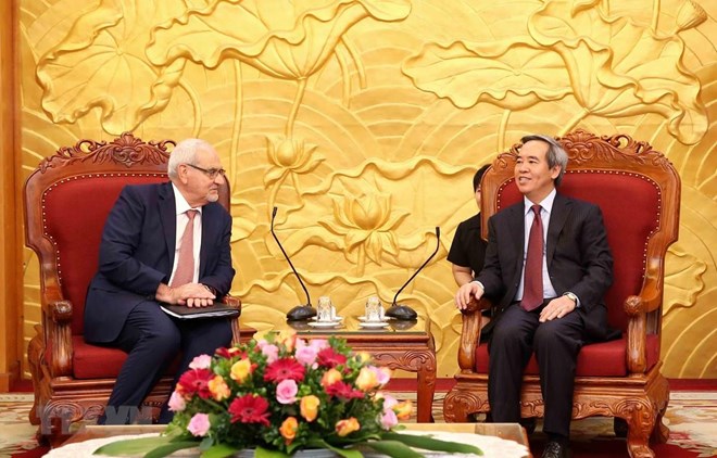 Nguyen Van Binh, Politburo member and head of the Party Central Committee’s Economic Commission, received CEO of the International Finance Corporation (IFC) Philippe Le Houérou, who is also Vice President of the World Bank, in Hanoi on August 15. (Photo: VNA)