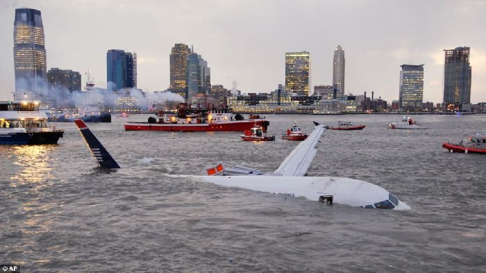 Hiện trường vụ máy bay US Airway hạ cánh bằng bụng xuống sông Hudson ở New York năm 2009. Ảnh: wordpress