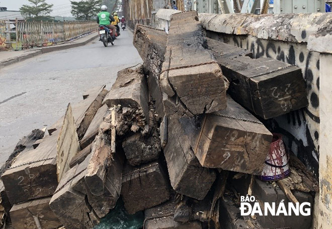 Những thanh tà vẹt vừa được thay ra trên cầu Long Biên, Hà Nội. Ảnh: Đ.L