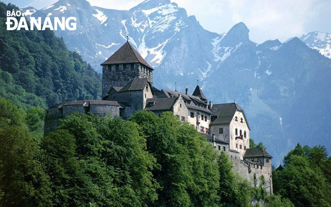 Liechtenstein là quốc gia duy nhất trên thế giới nằm hoàn toàn trong dãy núi Alpes.