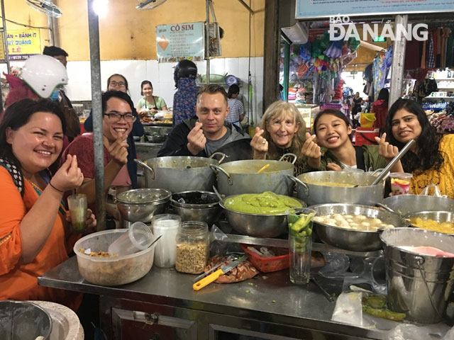 Vo Thi Minh Hao, the owner of HUHA Home-Da Nang, (2nd, right) and her guests are pictured enjoying ‘kem bo’ (Avocado ice cream) at the Bac My An Market.