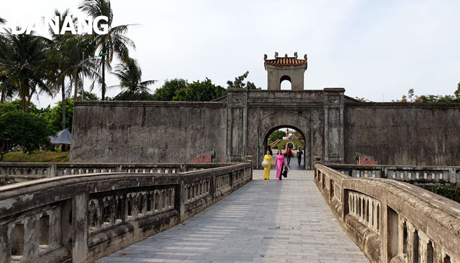 Từ bên ngoài muốn vào Thành cổ phải đi qua một chiếc cầu được xây dựng kiên cố, vững chãi nối với 2 cổng thành.